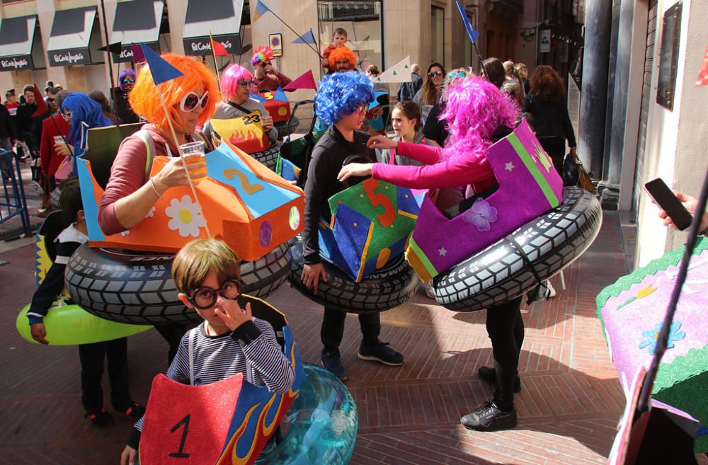 Las familias y los niños disfrazados toman las calles del centro de Málaga el primer domingo de Carnaval.