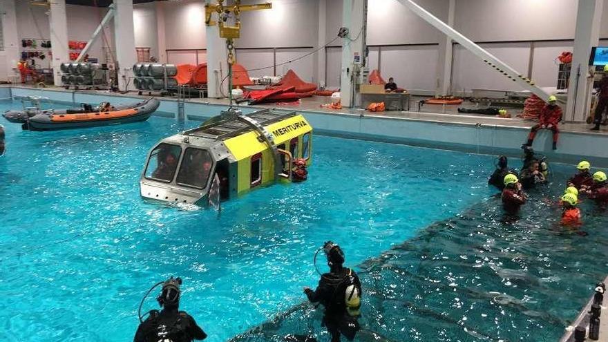 El grovense Javier Losada ensaya técnicas de rescate aéreo en un curso en Finlandia