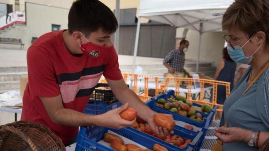 Un pagès dona explicacions del producte a una clienta |