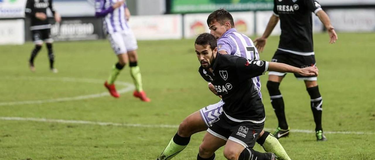 Keko se lleva el balón ante un jugador del Valladolid B.