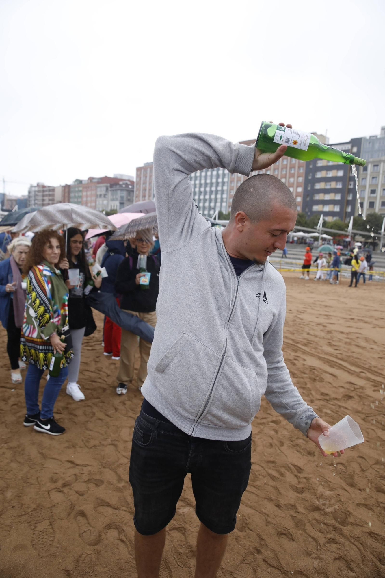 Así fue la cita para batir el récord de escanciado simultáneo en Gijón