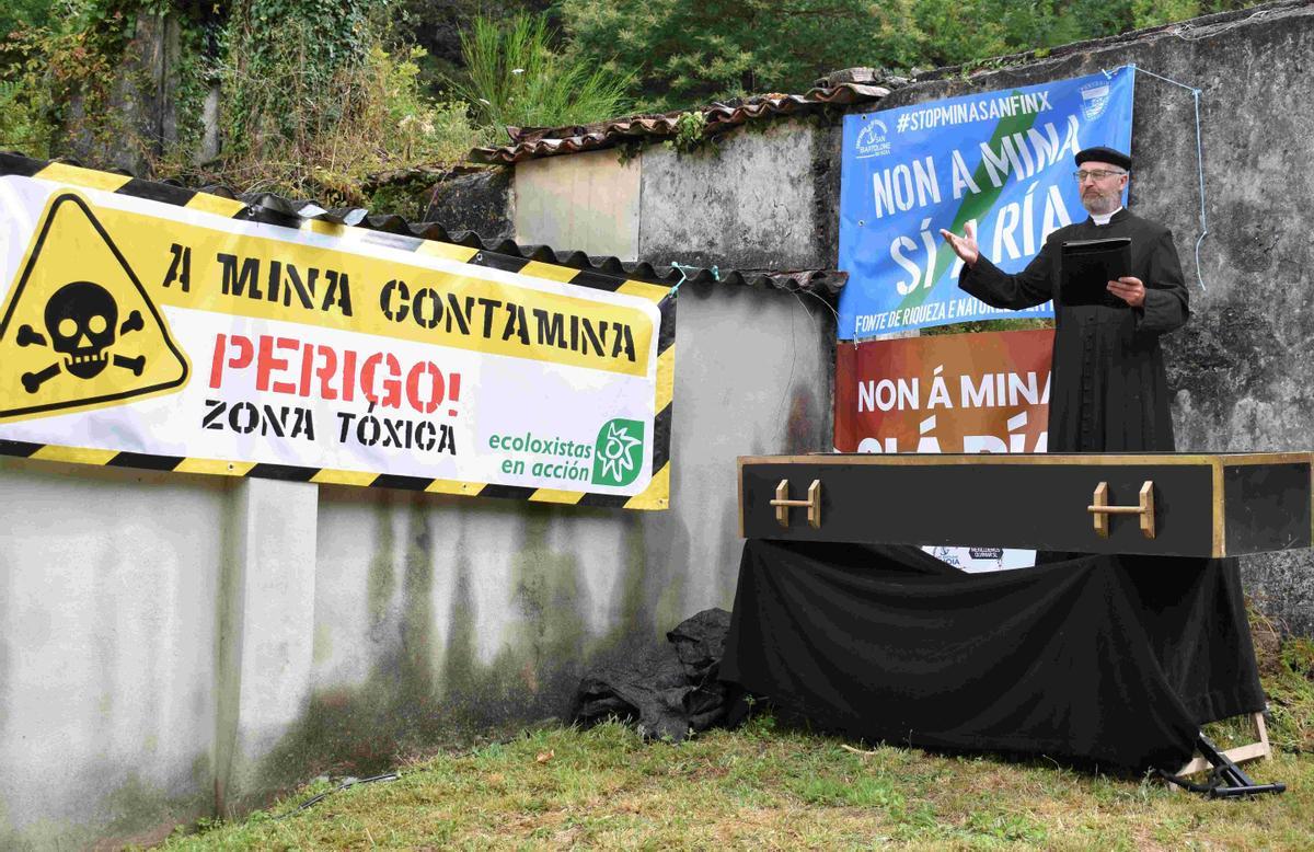 Enterro simbólico de produtos do mar para denunciar os vertidos da mina de San Finx