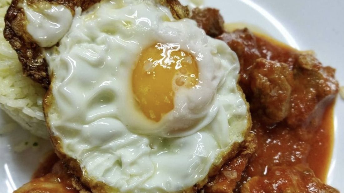 Los huevos fritos con magro en tomate de Fiesta, el Bar del 'Mercao' (Marbella).