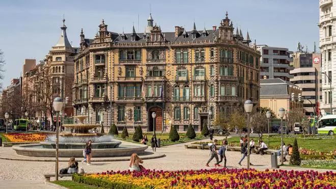 La plaza de Bilbao perfecta para ir de pintxos y que acoge el mercado tradicional más conocido del norte de España