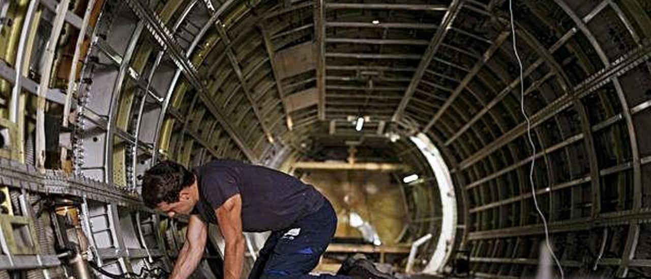 Un operario de Binter Technic, empresa que elabora piezas para aviones.