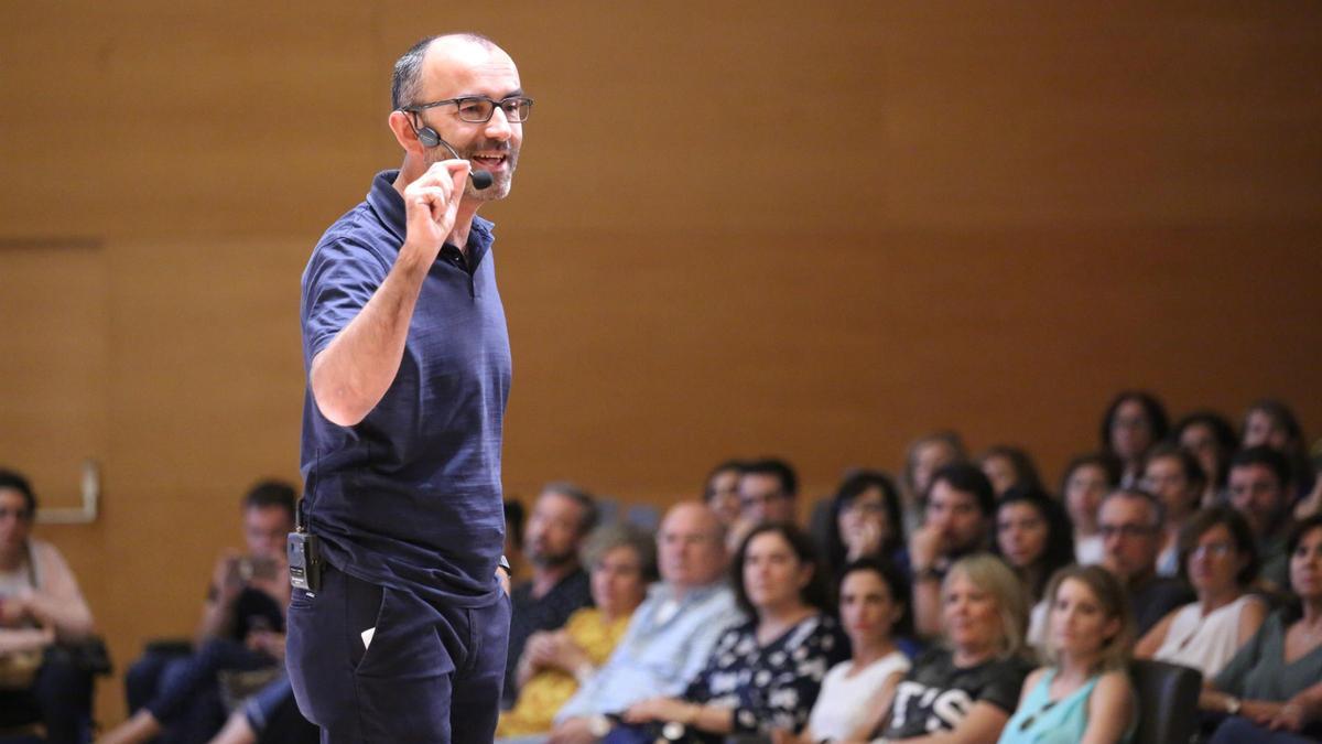El psicólogo Rafael Santandreu en una conferencia.