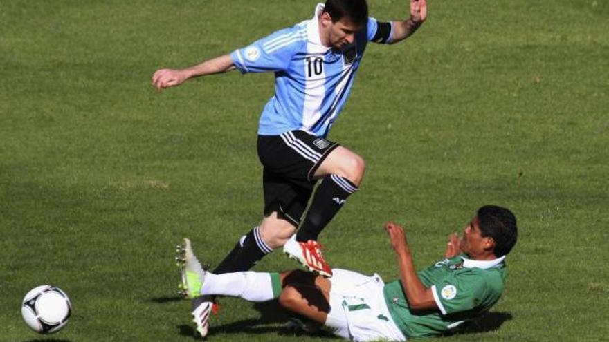 Messi pierde un balón en el encuentro que disputó el martes con Argentina en Bolivia. // Stringer