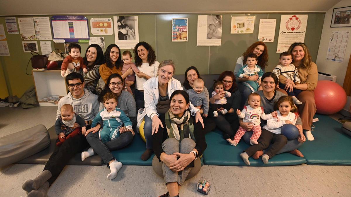 Ángeles López, en el centro de blanco, rodeada de las madres que acuden a sus talleres.
