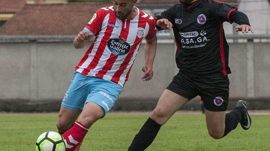 El unionista Joni presiona a un rival en el partido del trofeo de campeones de Preferente. // Brais Lorenzo