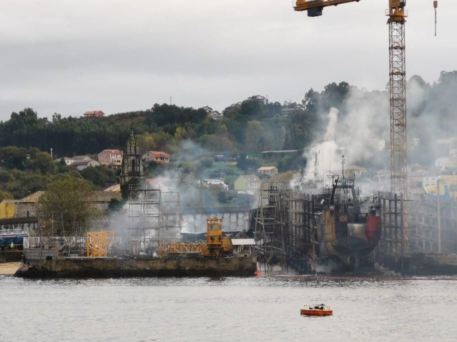 Las imágenes del incendio industrial en el astillero de Placeres. // S. Álvarez | FdV