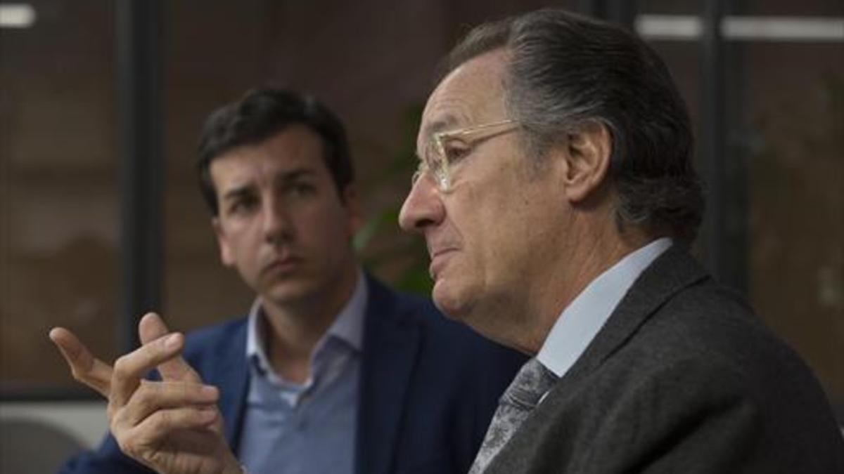 EN FAMILIA. Albert Campabadal, padre e hijo, en la estancia del consejo de redacción de  EL PERIÓDICO.