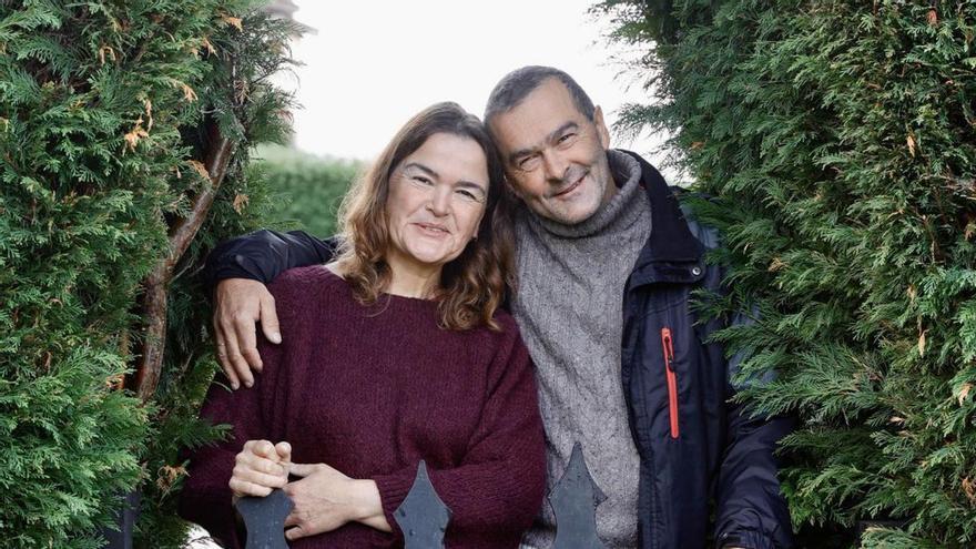 Donante y receptor: Beatriz y José Luis  Álvarez García, el pasado viernes, en el jardín de la casa del segundo.