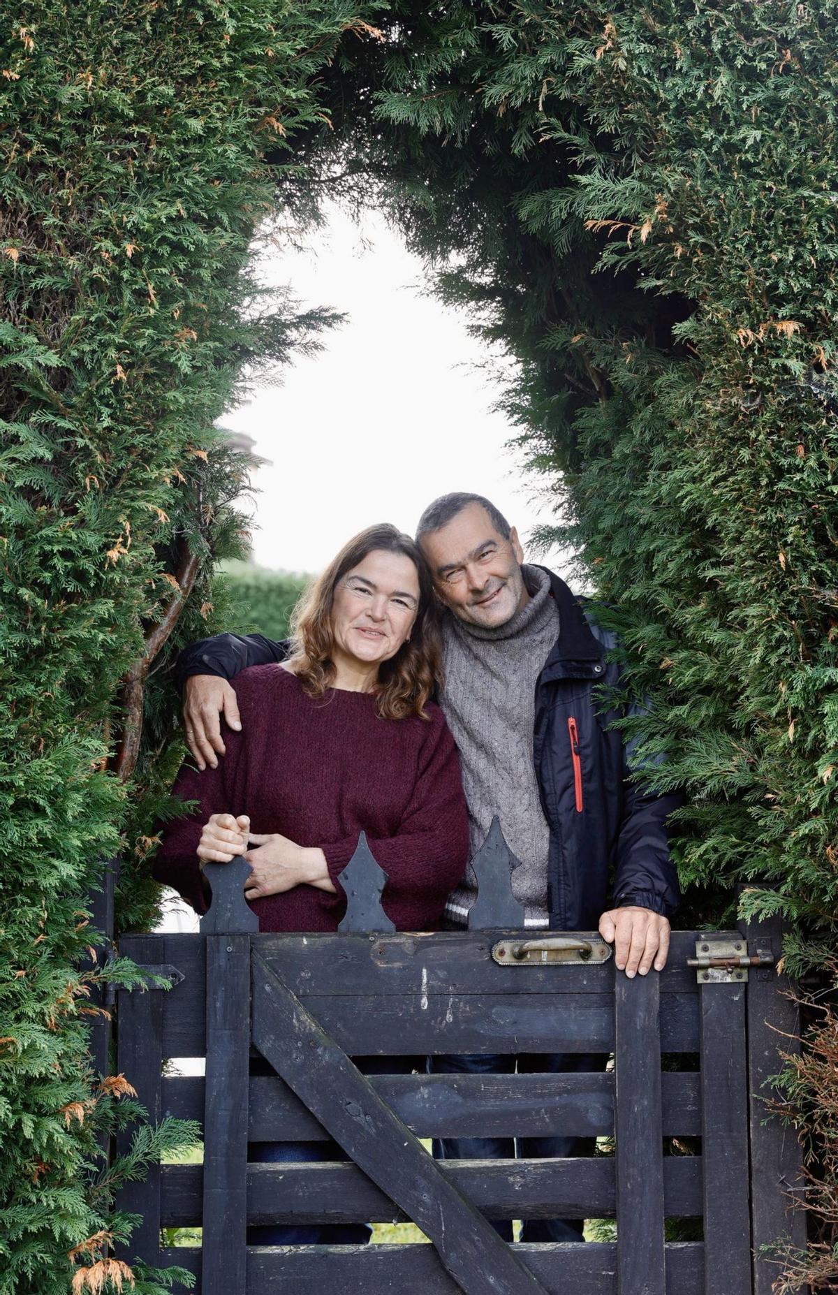 Donante y receptor: Beatriz y José Luis Álvarez García, el pasado viernes, en el jardín de la casa del segundo. | | MIKI LÓPEZ