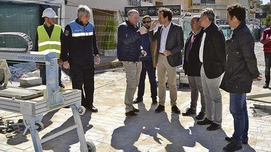 Pons, acompañado por el delegado municipal Joan Gomila, ayer durante la visita.