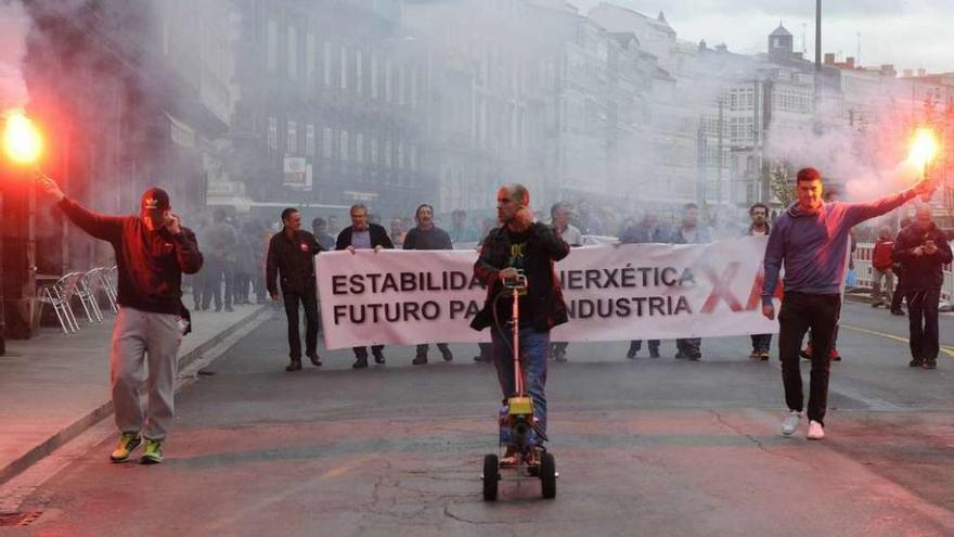 Una protesta de trabajadores de Alcoa contra el actual sistema de reparto de los incentivos eléctricos.