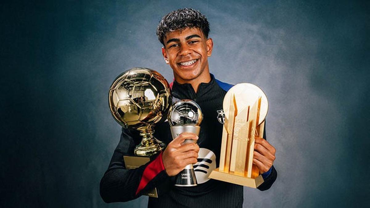 Lamine Yamal posa con tres de los trofeos individuales que ha obtenido durante este año.