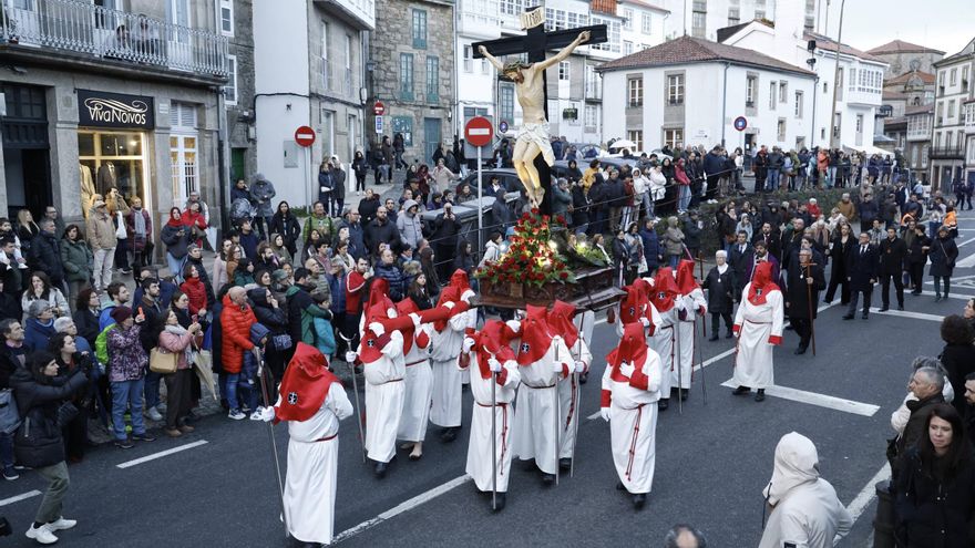 Las procesiones de este martes en Santiago, en imágenes