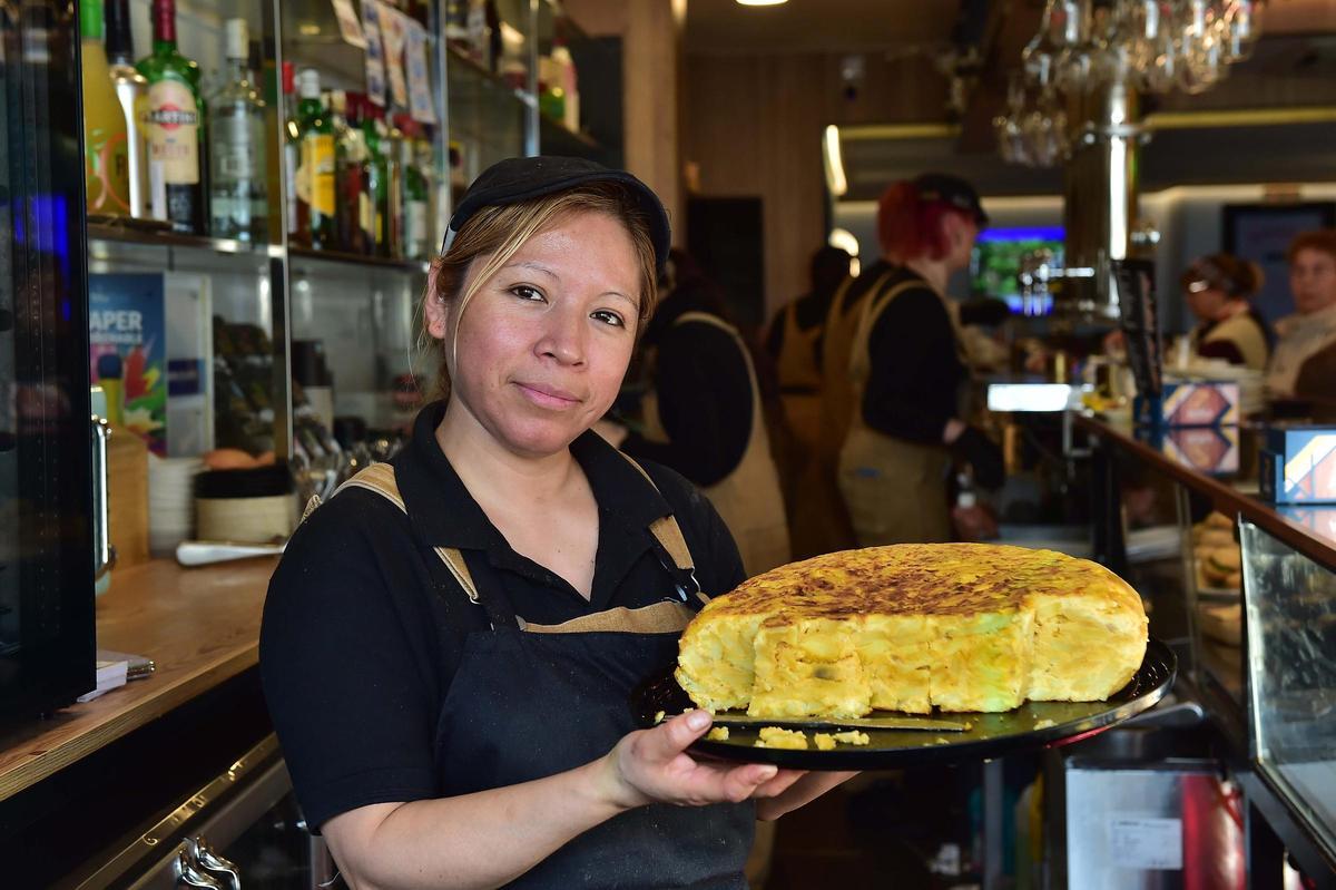 Una de las tortillas de patata de doce centímetros de grosor que ofrecen en el bar Dalí de Plasencia.