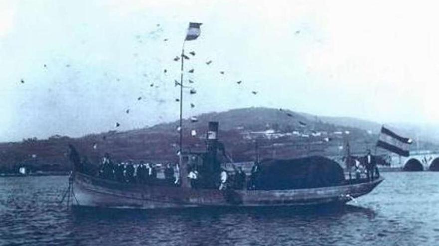 Imagen del barco &#039;Bou Ramón&#039; anclado en Pontedeume. l. o.