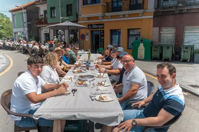 Más de medio millar de comensales en la comida en la calle de Tineo