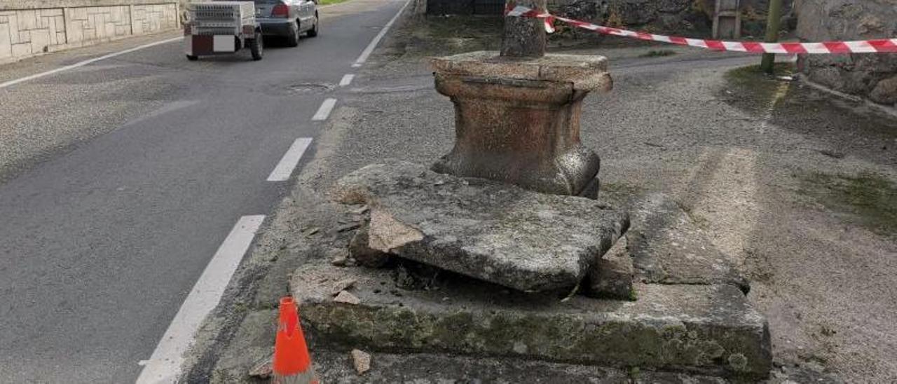 Imagen de la base dañada del cruceiro situado junto a la iglesia de Beluso.   | // SANTOS ÁLVAREZ