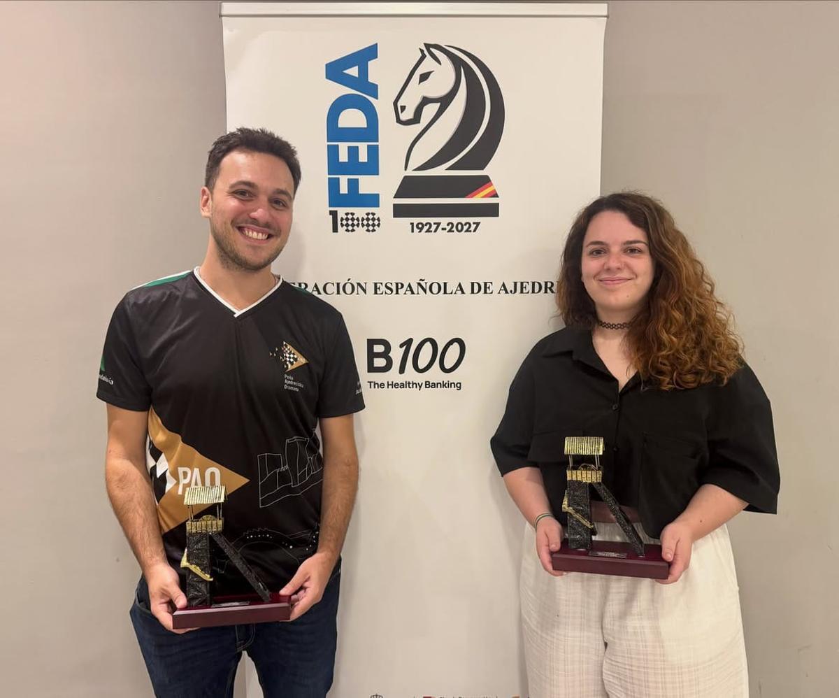 Marta García y Alan Pichot con sus respectivos trofeos de campeones.