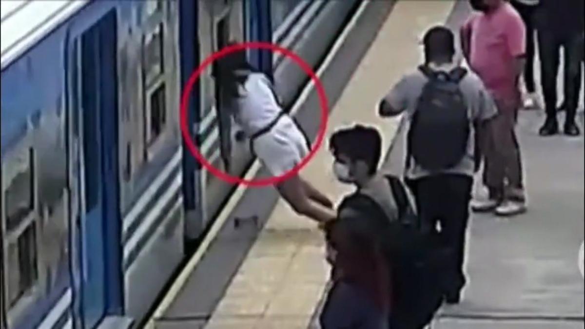 Una mujer se salva milagrosamente tras caer a las vías del metro en Buenos Aires