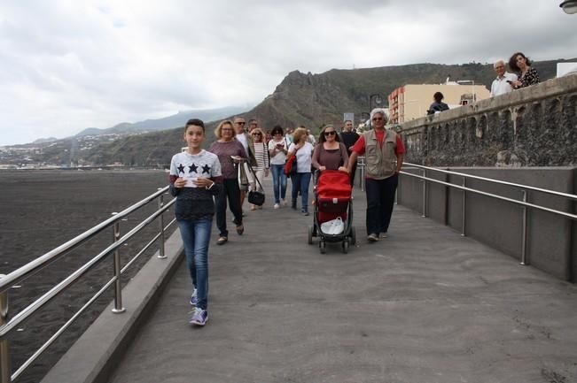 Primer chapuzón en la nueva playa de Santa Cruz de La Palma