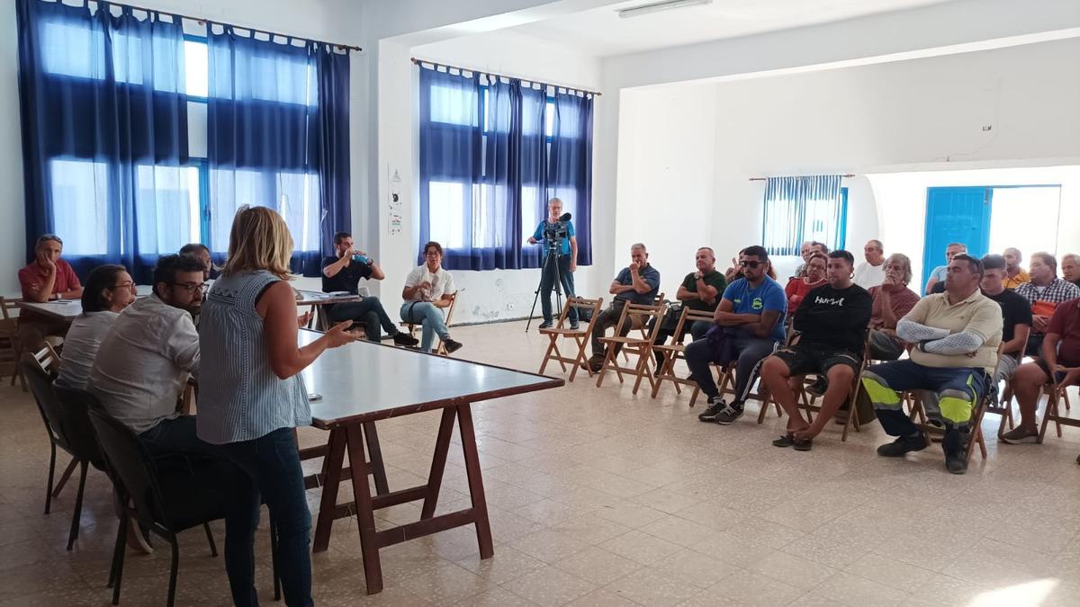 Alicia Páez durante la reunión con los vecinos de La Graciosa en Caleta del Sebo.