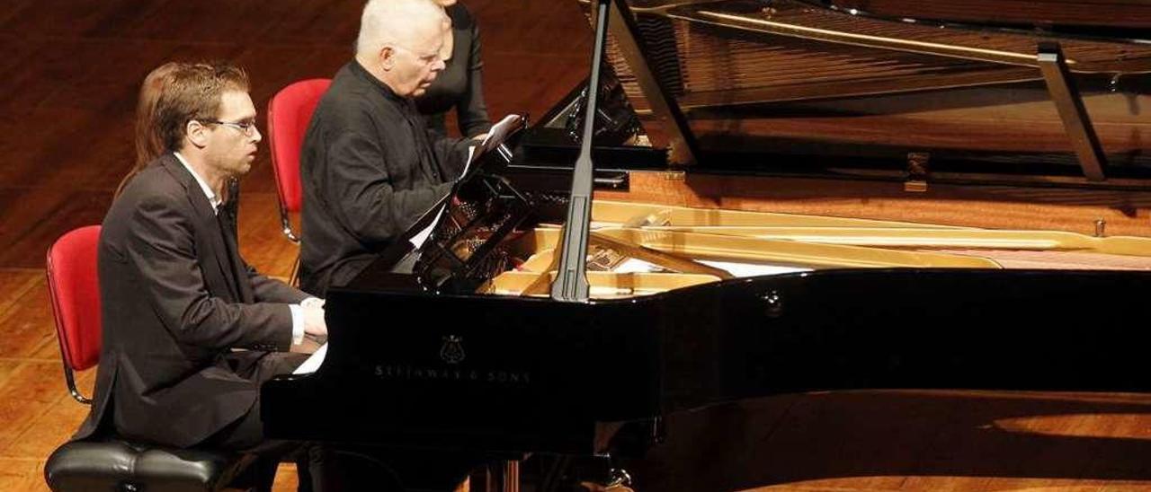 Fablo Galdo, organizador del certamen, junto al pianista norteamericano Stephen Kovacevich. // J. Lores