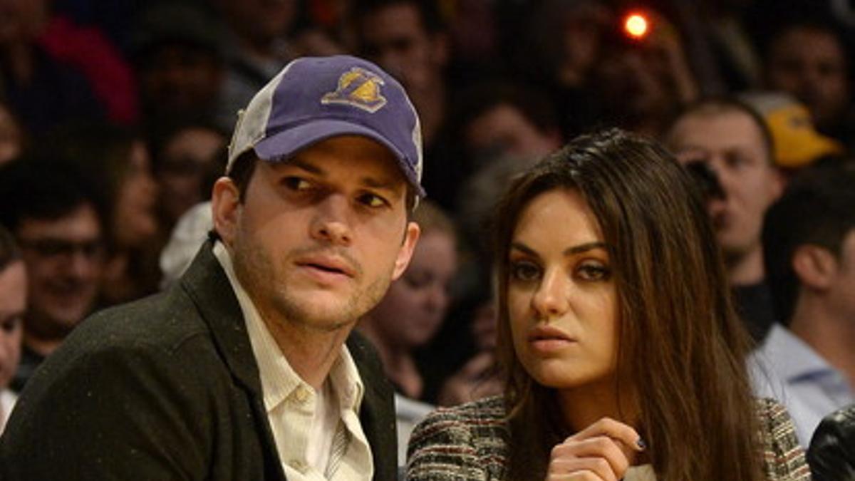 Ashton Kutcher y Mila Kunis, el pasado marzo, durante un partido de los Lakers.