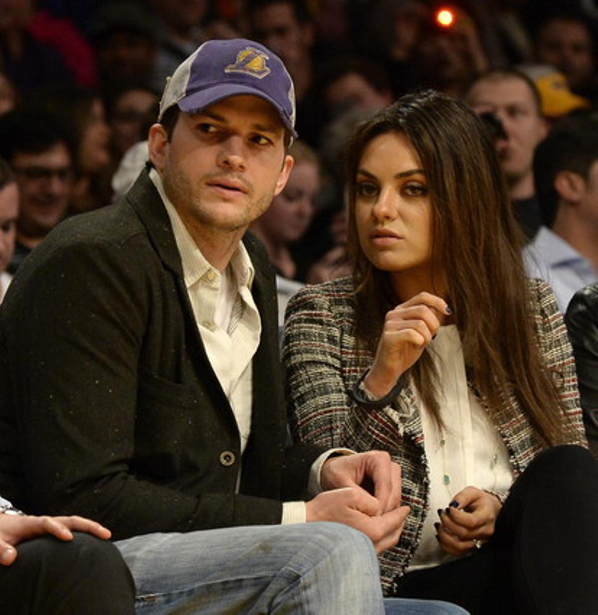 Ashton Kutcher i Mila Kunis, el març passat, durant un partit dels Lakers.