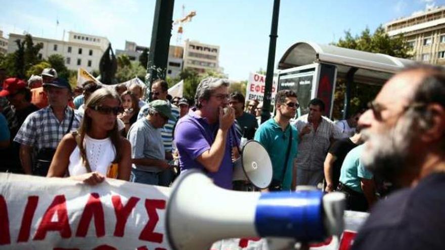 Protesta de funcionarios en Atenas, ayer.