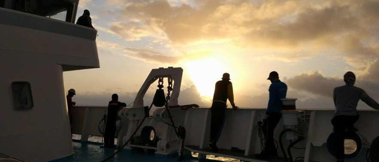 Tripulación de uno de los atuneros españoles que faenan en Seychelles, a bordo del barco. // Echebastar