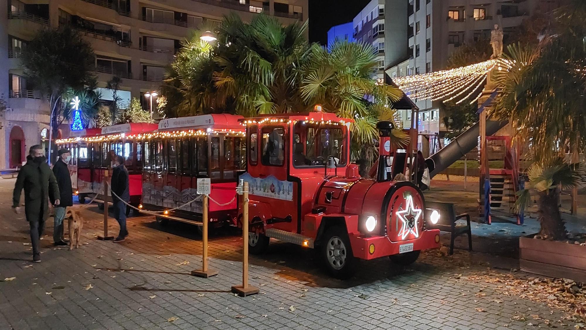 Uno de los trenes turísticos de la Navidad de Vigo 2021 saliendo de Plaza de Independencia.