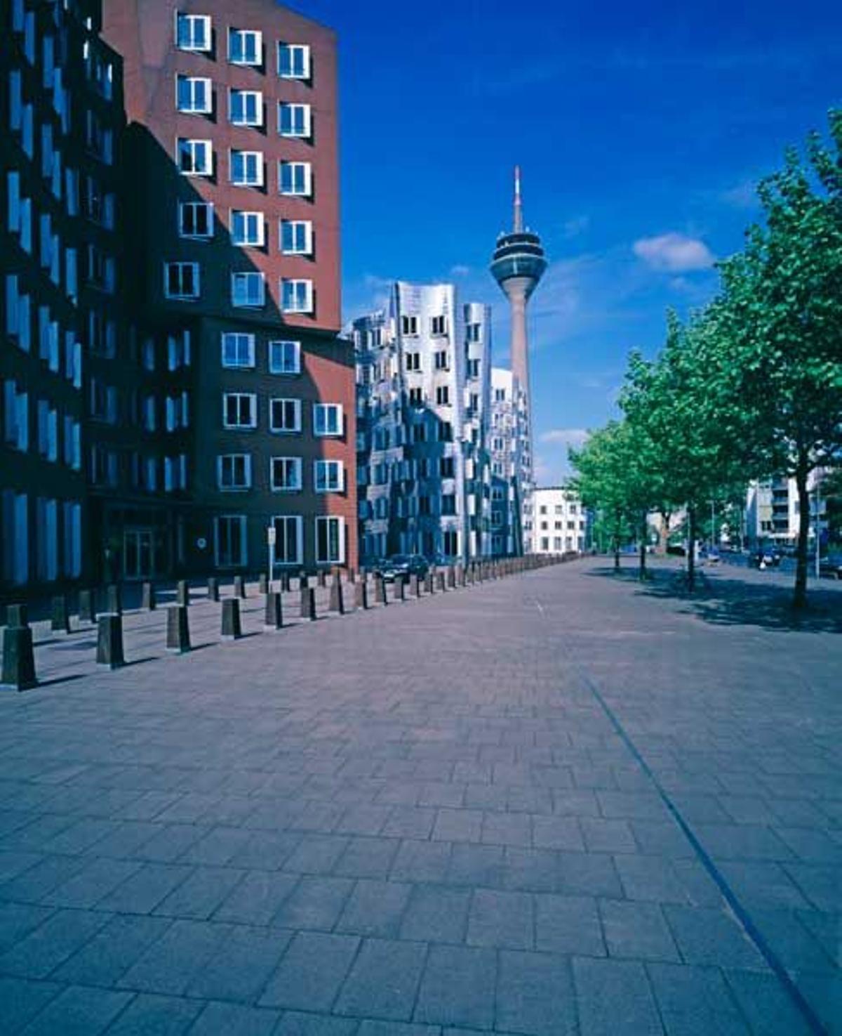 Vista de los edificios Neue Zollhof de Gehry y la Torre de Comunicaciones en el Puerto de medios de comunicación de Dusseldorf.