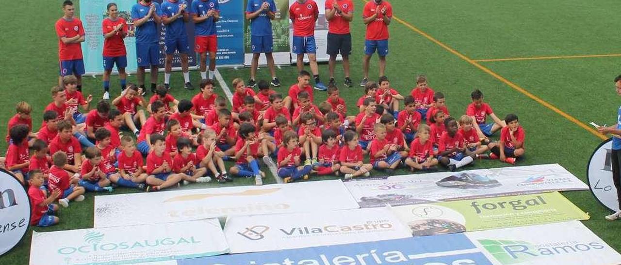 El campus de la Unión Deportiva Ourense finalizó, ayer, en el campo Miguel Ángel González-Os Remedios. // Yedra Seara