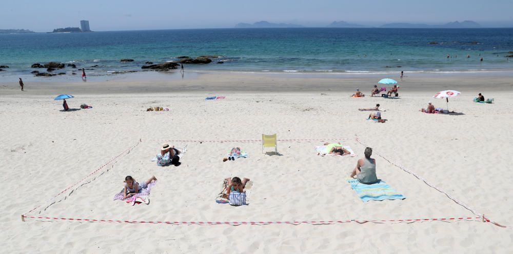 Bañistas en parcelas del tamaño que prepará el Concello