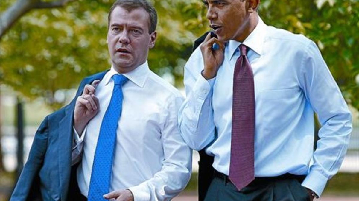 Medvédev (izquierda) y Obama pasean por el parque Lafayette de Washington, el pasado 24 de junio.