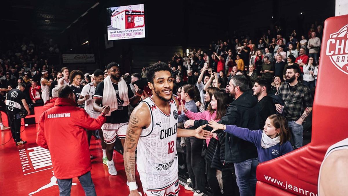 Randall saluda a los aficionados del Cholet.