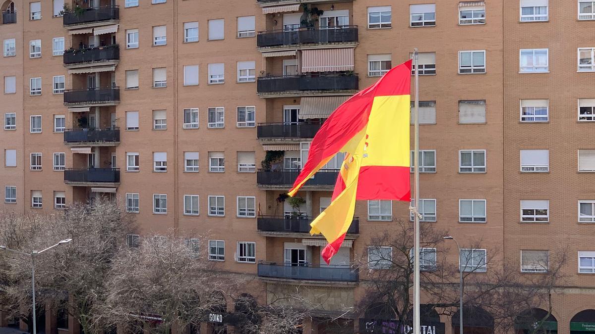 Así luce este sábado en Badajoz la bandera despedazada.