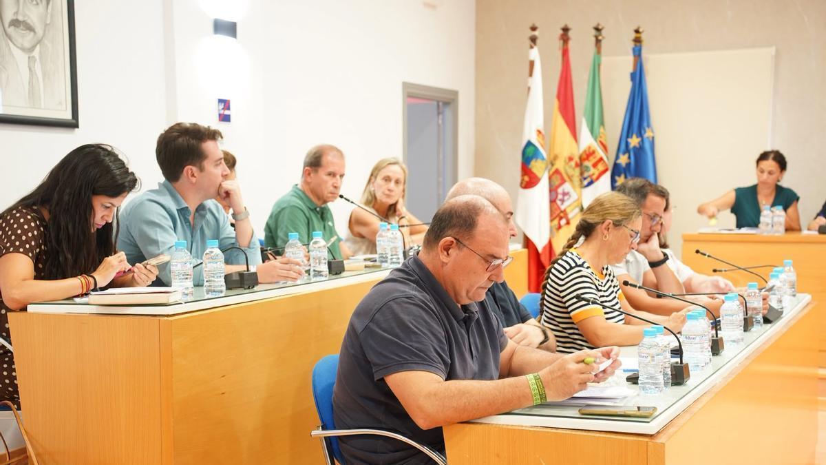 Bancadas de Siempre Don Benito y PP, en el último pleno.