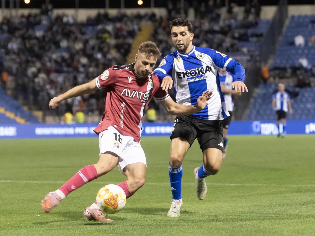 Mehdi Puch brega por el balón en el Hércules-Cartagena.