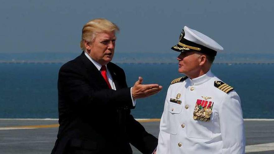 Trump, en la cubierta del portaaviones &quot;Gerald R. Ford&quot;, con el capitán de la Marina Richard McCormack. // Reuters