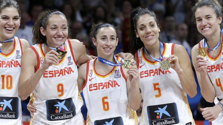 Las jugadoras españolas posan con sus medallas.