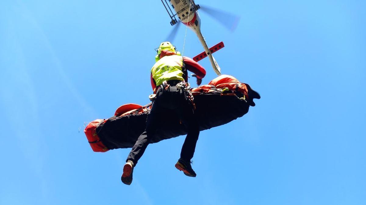Rescat amb gruatge a l'helicòpter d'una persona accidentada