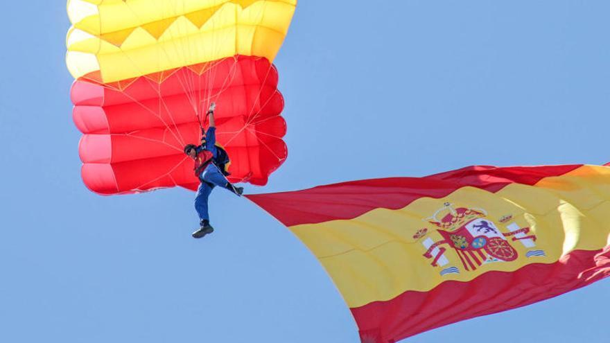 Un paracaidista en un acto de las fuerzas armadas en la provincia, en una imagen de archivo