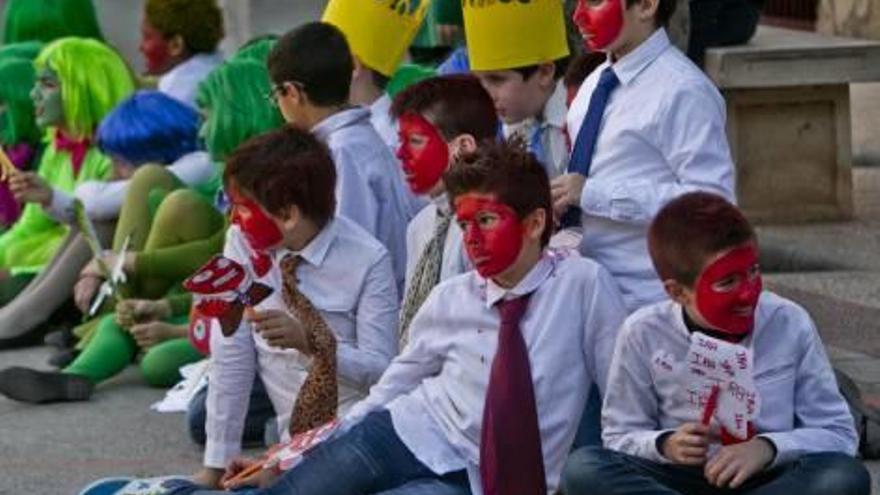 Los niños celebraron ayer las últimas fiestas de Carnaval en los patios de los colegios, que se llenaron de colorido con miles de disfraces.