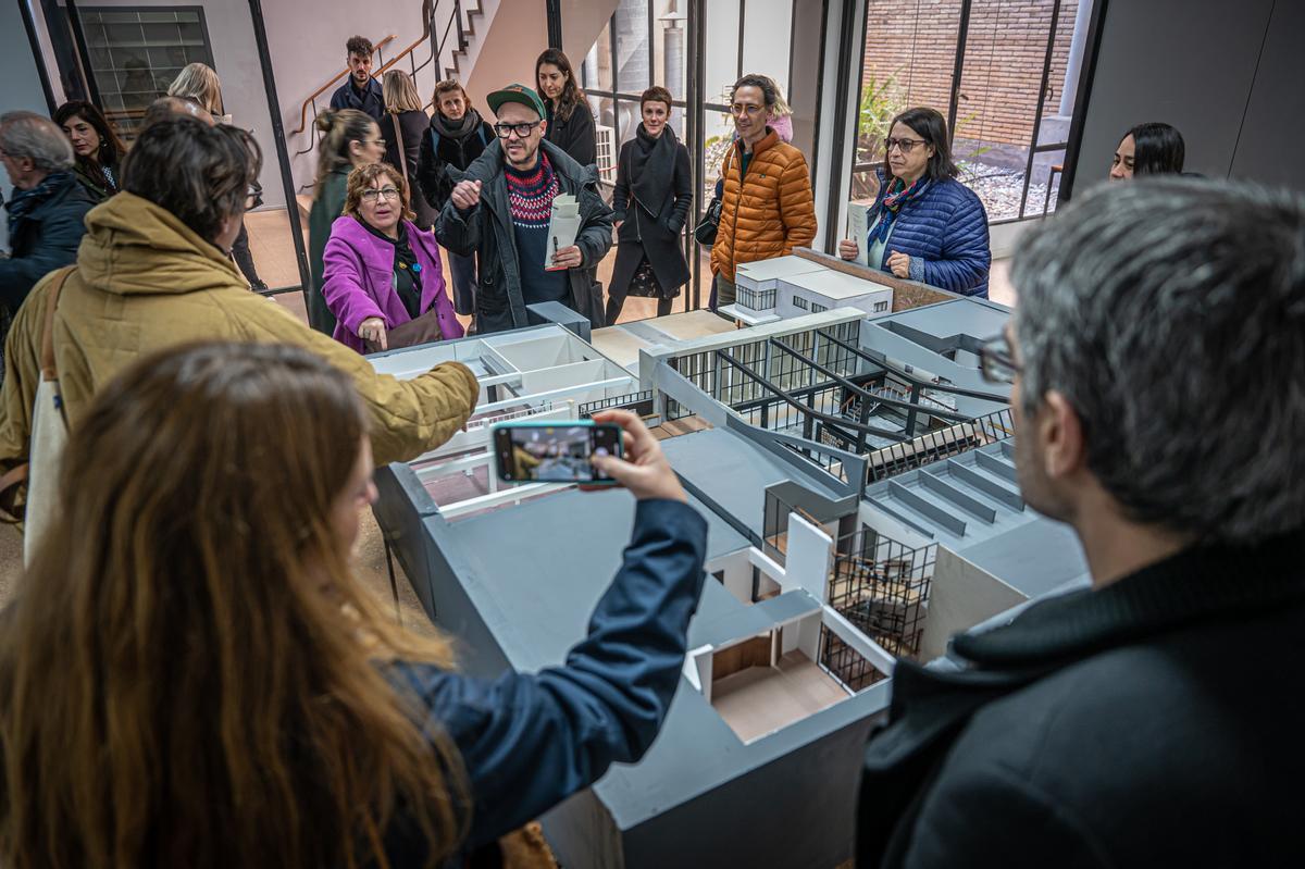 La antigua sede de Editorial Gustavo Gili acoge la exposición Línea dura rica en fondos que reescribe la historia del racionalismo arquitectónico local