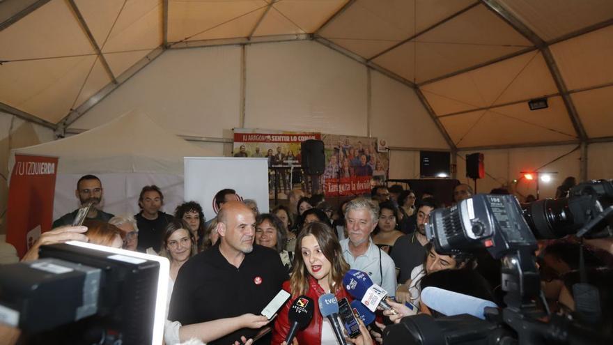 Elena Tomás, flanqueada por Suso Sáiz, Luisa Broto y Pedro Santisteve, anoche, en la carpa en plaza del Pilar. | ANDREEA VORNICU